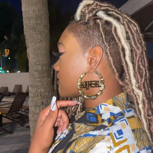 Vista 4 de Aretes de bambú grandes personalizados con nombre personalizado para mujeres, aretes de bambú, joyería para mujer, cumpleaños, día de la madre