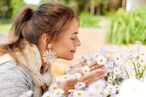 Vista 4 de Aretes colgantes de rafia con girasol, rafia envueltos en paja, aretes colgantes de verano de ratán para mujeres y niñas