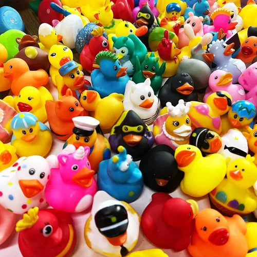 Vista 2 de Patos de goma surtidos para niños y niños pequeños, bonitos juguetes de bañera de pato para piscina en múltiples personajes, divertido carnaval