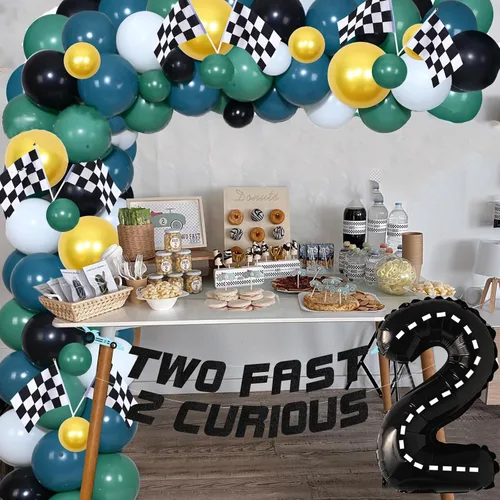 Vista 3 de Two Fast Two Curious - Decoraciones de cumpleaños, suministros de fiesta de coche de carreras, kit de arco de guirnalda de globos Let's Go Racing