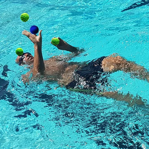 Vista 2 de Bolas multifunción 3 en 1 de 2.362 in, bola de malabarismo lavable para principiantes, juego de 3 bolas de agua que rebotan en el agua, bola