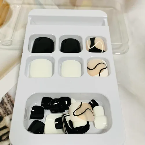 Vista 5 de Uñas postizas a presión con diseños de líneas, uñas postizas artificiales negras y blancas para los dedos, uñas postizas acrílicas brillantes
