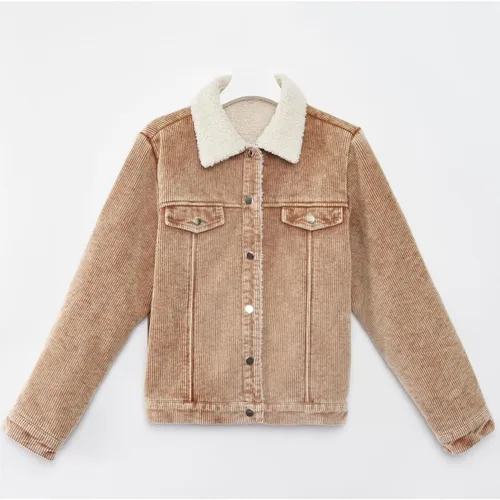 Vista 6 de Chaqueta corta de pana desgastada con forro de sherpa con botones y cuello de piel de vellón para mujer