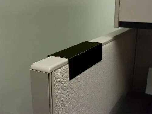 Vista 3 de The Original Over the Cube - Soporte para placa de identificación de cubículo intercambiable, base negra y soporte para placa de identificación