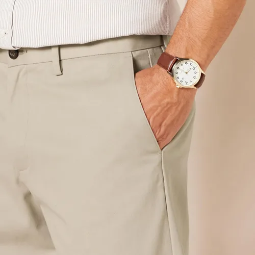 Vista 4 de Tienda Essentials Pantalón chino de corte clásico, resistente a las arrugas, sin pinzas, para hombre (disponible en tallas grandes y altas)
