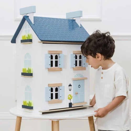 Vista 7 de Le Toy Van - Casa de muñecas de madera Sky - Casa de sueños para niños - 2 pisos con ático - Llena de accesorios para casa de muñecas - Adecuada