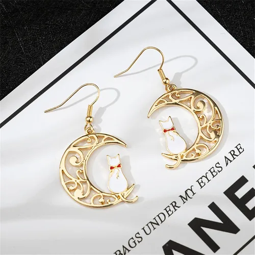 Vista 4 de coadipress Pendientes de luna de gato para mujeres y niñas, chapados en oro, esmaltados, blanco y negro, diseño de marinero, luna y gato tallados