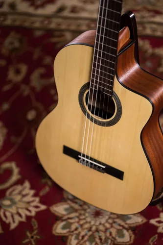 Vista 11 de Cordoba C1M-CE - Guitarra clásica electroacústica con cuerdas de nailon, Serie Protégé, Natural