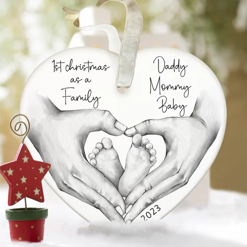 Vista 4 de Adornos de Navidad familiares 2023 – Regalos para mamá y papá por primera vez 2023, regalos para padres por primera vez, adorno de primera Navidad