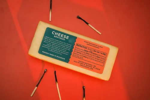 Vista 7 de Cheese Bros. Queso cheddar Hecho en Wisconsin (Cheddar ahumado, 12 unidades)