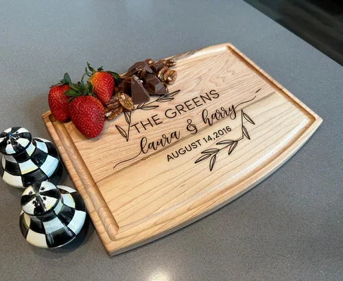 Vista 8 de Tabla de cortar personalizada de madera arqueada de madera grabada de nogal