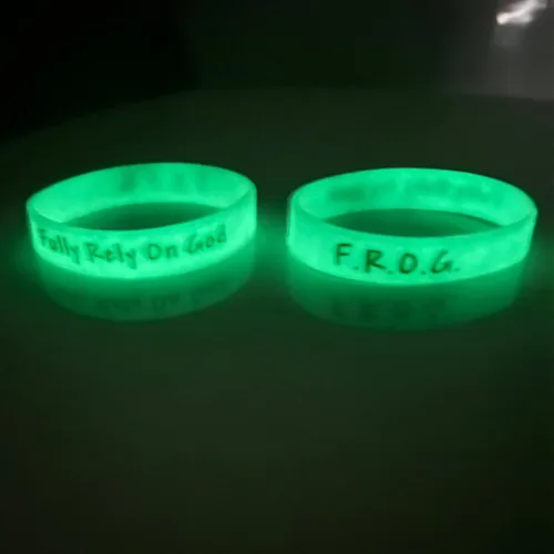 Vista 5 de Biblebanz F.R.O.G. Pulseras que brillan en la oscuridad – Pulseras totalmente confiadas en Dios (paquete de 50) pequeñas de 7 pulgadas