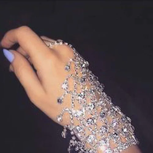 Vista 2 de Jumwrit Pulsera de anillo de dedo para mujer, con diamantes de imitación, con anillo, pulsera esclava, arnés de mano para niñas