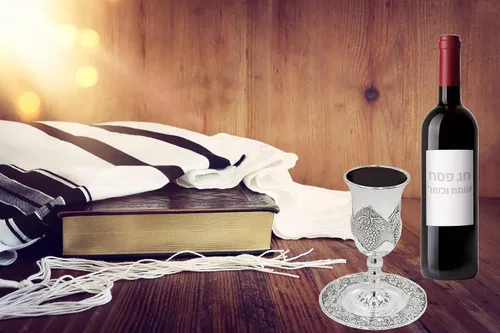 Vista 2 de The Dreidel Company Taza alta de Kidush con diseño de uva, copa chapada en plata de primera calidad, copa de shabat y Havdalah, Judaica Shabbos