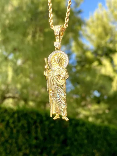 Vista 2 de Shop-iGold San Judas - Colgante de metal helado con acabado italiano 925 para hombres y mujeres con acabado dorado con dije de metal helado cadena