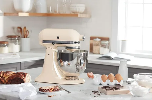 Vista 4 de KitchenAid Artisan Series Batidora de Pie con Cabezal Inclinable de 5 Cuartos con Escudo Vertedor KSM150PS, Crema de Almendra
