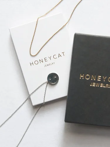Vista 8 de Honeycat Mini collar con dije de Yin Yang en oro rosa o plata Joyería minimalista y delicada