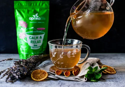Vista 3 de AprikaLife - Té de hierbas para calmar y relajar con manzanilla, menta y lavanda - 60 bolsas de té. Deliciosa mezcla de hierbas para una experiencia