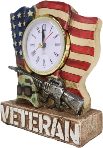 Vista 2 de Ebros Gift Patriótico Americano veterano militar soldado caído Estados Unidos Old Faithful Flag Rifle y táctico Camo casco escritorio mesa reloj