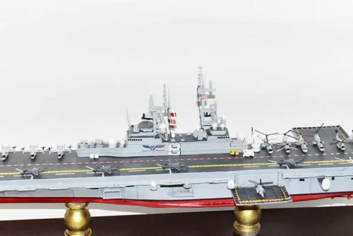 Vista 3 de Squadron Nostalgia LLC USS Makin Island (LHD-8) Barco de asalto anfibio, modelo de barco de asalto, avispa, 24 pulgadas, caoba