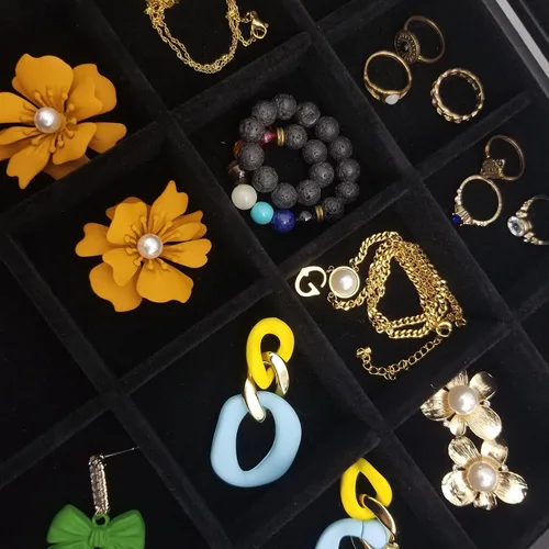 Vista 4 de Joyero de 24 rejillas extraíbles para aretes y anillos, caja organizadora con tapa transparente para mujeres y esposas (negro)