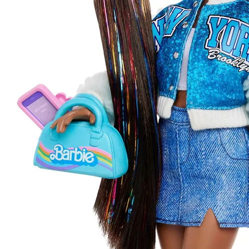 Vista 5 de Set de juego Barbie Dream Besties, muñeca posable Brooklyn con cabello largo negro, 9 accesorios con temática musical