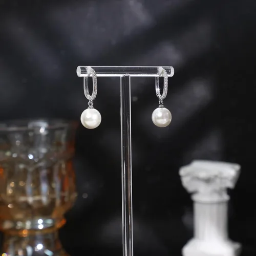 Vista 4 de Awinesn Aretes de perlas de oro para mujeres y niñas, chapados en oro real de 14 quilates, aretes de gota de perlas delicados con circonita cúbica