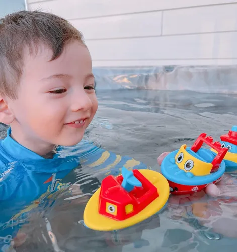 Vista 4 de Juguetes para el baño para niños y niñas 3 Bees & Me, set de barcos con imanes para bebés grandes y niños, divertidos y educativos