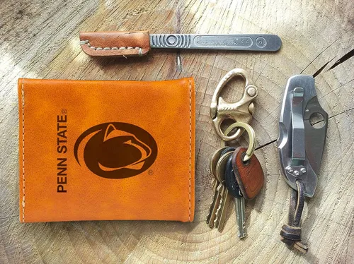 Vista 2 de Rico Industries NCAA Penn State Nittany Lions - Billetera triple para hombre, 9 bolsillos con logotipo del equipo grabado con láser en piel vegana