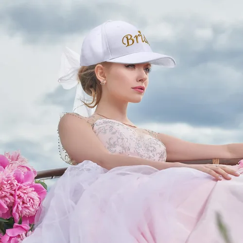 Vista 7 de Gorra de béisbol para mujer, con velo de encaje, ajustable, para boda, fiesta nupcial, gorra de cola de caballo bordada dorada, gorra de caballo