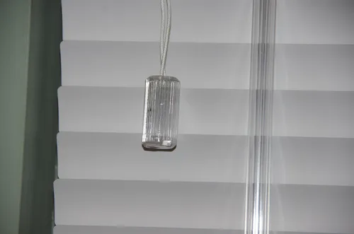 Vista 8 de Piezas para persianas de ventana. Borla de cable horizontal segura, forma de cilindro. Perilla de separación que se separará cuando se aplica exceso