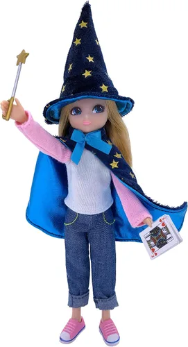 Vista 4 de Lottie, conjunto de disfraz de mago para muñeca con capa, sombrero y accesorios