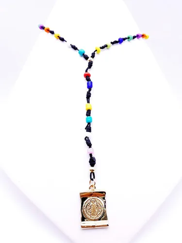 Vista 3 de Collar largo chapado en oro con colgante de San Benito para mujer