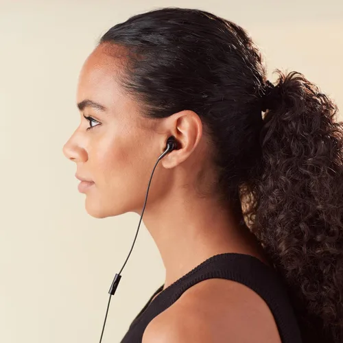 Vista 3 de Amazon Basics - Auriculares con cable con micrófono, intrauditivos, conector de 3,5 mm, cable de 1,3 m de largo, almohadillas S/M/L, negro