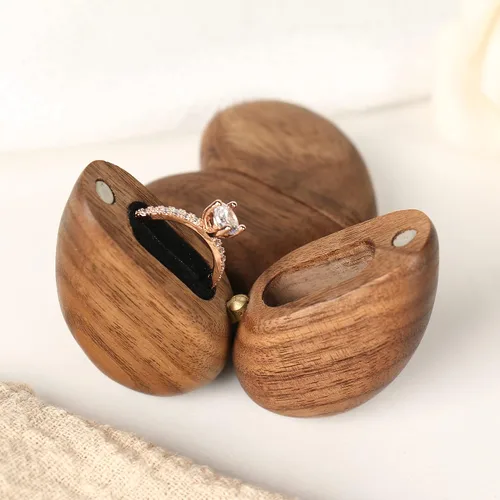 Vista 2 de Caja de anillos de madera en forma de corazón para boda, propuesta, caja de anillo de compromiso, caja de anillo de madera para regalo