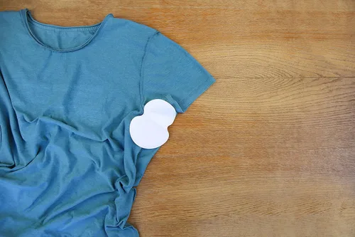 Vista 4 de Almohadillas autoadhesivas antisudor para mantener las axilas secas y proteger la ropa para hombres y mujeres, invisibles, cómodas