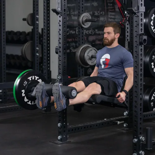 Vista 2 de Titan Fitness Titan Series - Accesorio de extensión y rizador de piernas montado en bastidor, se adapta a discos de peso olímpicos, clasificación