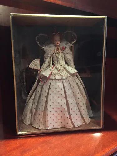 Vista 4 de Barbie Coleccionista # B3425 Queen Elizabeth