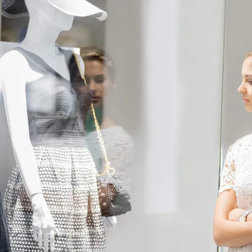 Vista 2 de Giantex Maniquí femenino Torso Altura ajustable Brazos desmontables Forma de vestido Exhibición con soporte de metal, blanco brillante