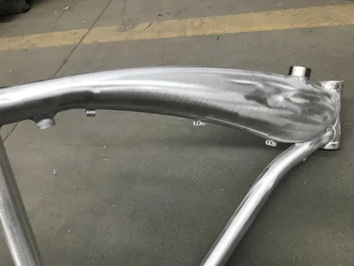 Vista 4 de Marco de gas de bicicleta con tanque de gas integrado, marco de 2.4L - Bicicleta motorizada a gas