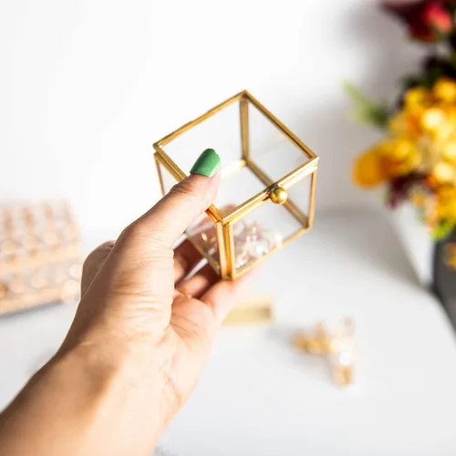 Vista 5 de Feyarl Pequeña caja de joyería de cristal transparente para baratijas aretes caja de sombra organizador decorativo para el cofre del tesoro con tapa