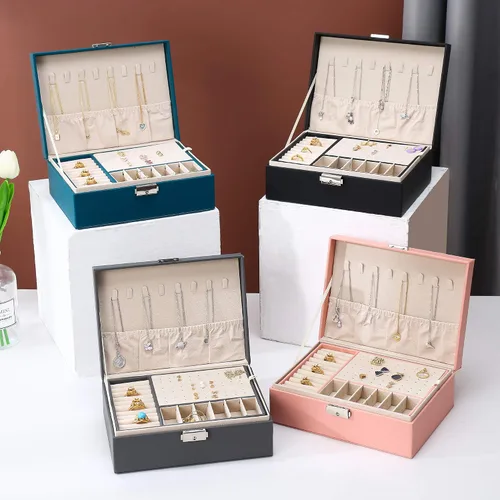 Vista 5 de ZUZ001D - Organizador de joyas, caja de exhibición grande de dos capas, con 74 agujeros para pernos y cierre de piel sintética suave, regalo