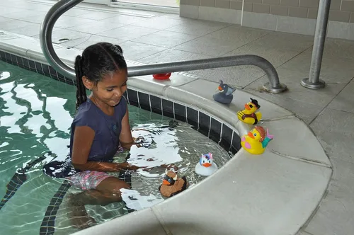 Vista 5 de Wild Republic Patos de goma, juguetes de baño, regalos para niños, juguetes de piscina, juguetes de agua, tortuga marina, 4 pulgadas