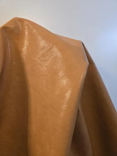 Vista 27 de NAT Leathers™ Cuero sintético sintético suave de piel sintética vegana marrón bellota (aprobado por PETA Vegano) por The Yard Piel sintética