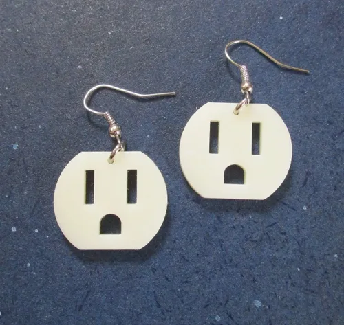 Vista 8 de Aretes de salida eléctricos hipoalergénicos hechos a mano, sin níquel, divertidos aretes colgantes para electricista, joyería de estilo ecléctico