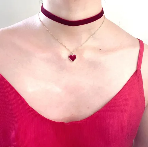 Vista 6 de MOMOCAT - Collar de corazón ajustable rojo gargantilla clásica para mujeres y niñas, gargantilla de terciopelo