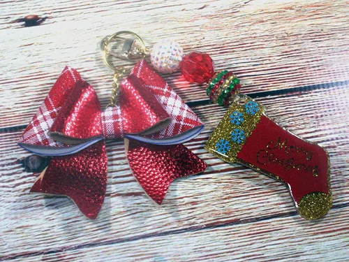 Vista 4 de Merry Christmas Stocking with Bow and Bubblegum Beads Keychain. Colors Can Be Changed, round key ring and lobster claw