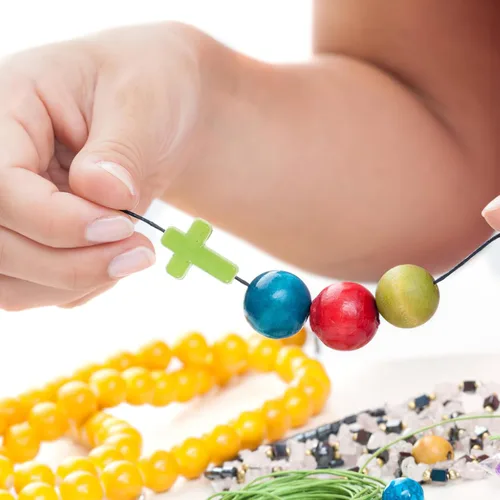 Vista 8 de Joyería para hombre, 100 cuentas de cruz acrílicas, dijes de cruz coloridos, cuentas espaciadoras, cuentas acrílicas para hacer joyas, collares