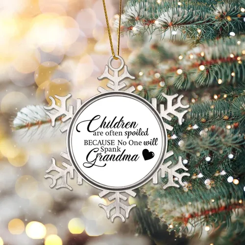 Vista 2 de Los niños son a menudo mimados porque nadie lo azotará a la abuela, adorno de copo de nieve de metal para árbol de Navidad, decoración colgante