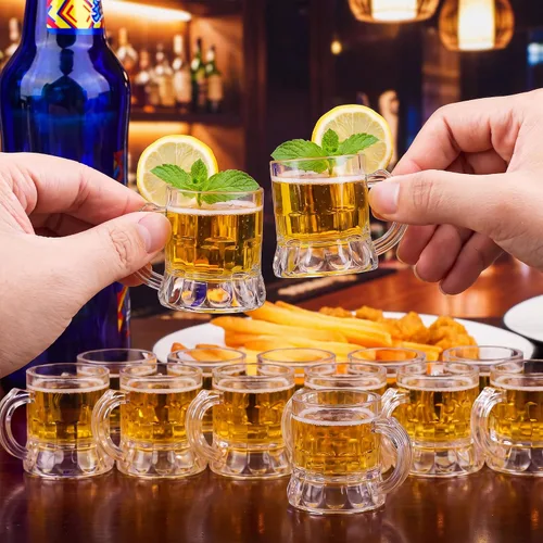 Vista 4 de Breroa 24 piezas de mini tazas de cerveza de plástico de 1 onza, vasos de chupito con asas, vasos transparentes reutilizables de degustación